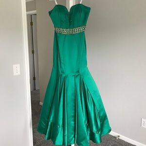 Beautiful Emerald Mac Duggal Mermaid Dress